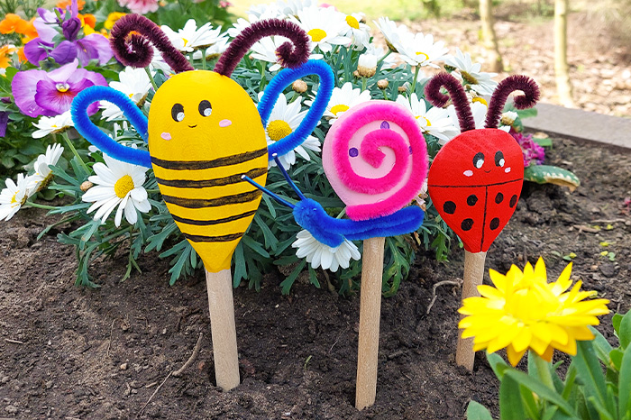 Blumenstecker aus Holzlöffeln im Beet Motive Biene, Schnecke und Marienkäfer