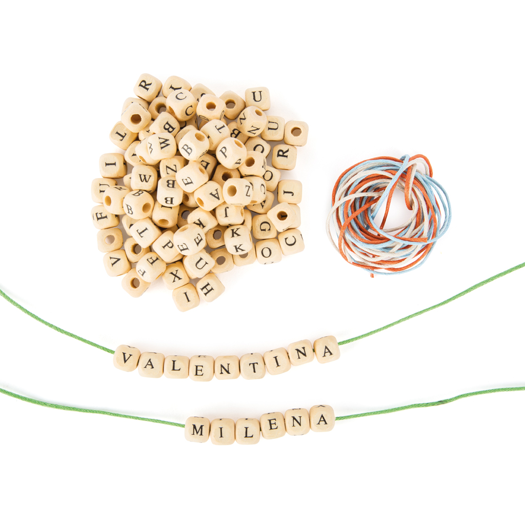 Fädelbuchstaben aus Holz in Schachtel, inkl. Schnüre